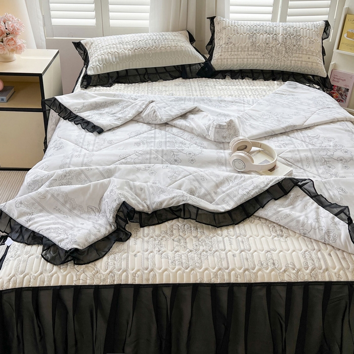 91家纺网 家纺一手货源 找家纺 沐慕 2025新款床裙款凉感丝凉席夏被四件套 床裙-爱丽丝黑