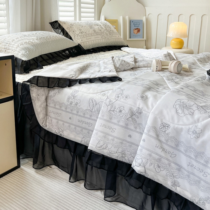 91家纺网 家纺一手货源 找家纺 沐慕 2025新款床裙款凉感丝凉席夏被四件套 床裙-爱丽丝黑