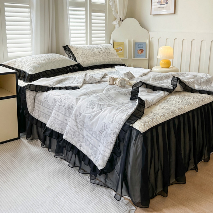 91家纺网 家纺一手货源 找家纺 沐慕 2025新款床裙款凉感丝凉席夏被四件套 床裙-爱丽丝黑