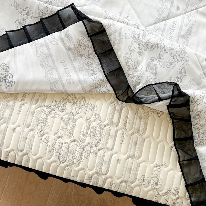 91家纺网 家纺一手货源 找家纺 沐慕 2025新款床裙款凉感丝凉席夏被四件套 床裙-爱丽丝黑