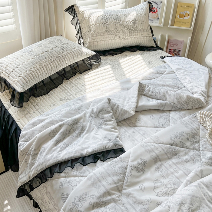 91家纺网 家纺一手货源 找家纺 沐慕 2025新款床裙款凉感丝凉席夏被四件套 床裙-爱丽丝黑