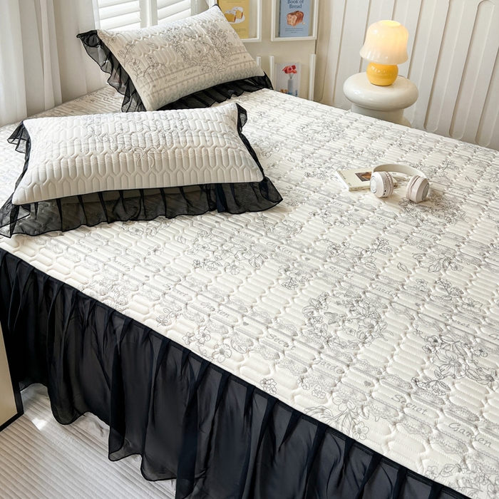 91家纺网 家纺一手货源 找家纺 沐慕 2025新款床裙款凉感丝凉席夏被四件套 床裙-爱丽丝黑