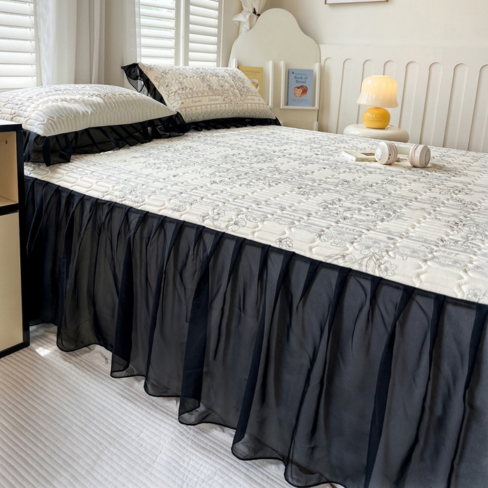 91家纺网 家纺一手货源 找家纺 沐慕 2025新款床裙款凉感丝凉席夏被四件套 床裙-爱丽丝黑