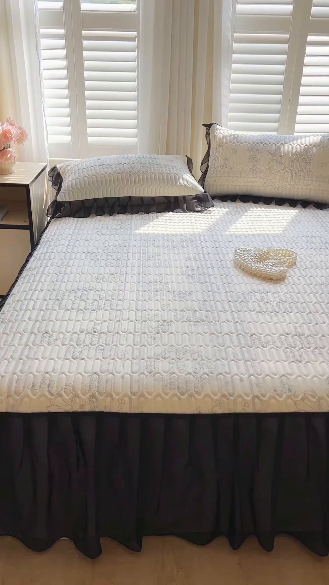 91家纺网 家纺一手货源 找家纺 沐慕 2025新款床裙款凉感丝凉席夏被四件套 床裙-爱丽丝黑