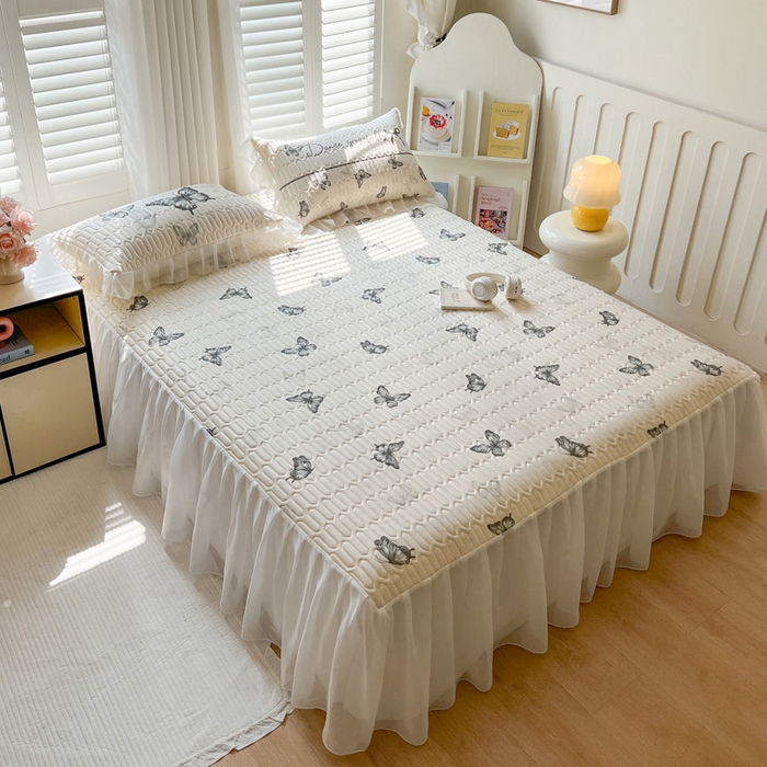 91家纺网 家纺一手货源 找家纺 沐慕 2025新款床裙款凉感丝凉席夏被四件套 床裙-白蝴蝶