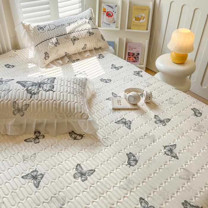 91家纺网 家纺一手货源 找家纺 沐慕 2025新款床裙款凉感丝凉席夏被四件套 床裙-白蝴蝶