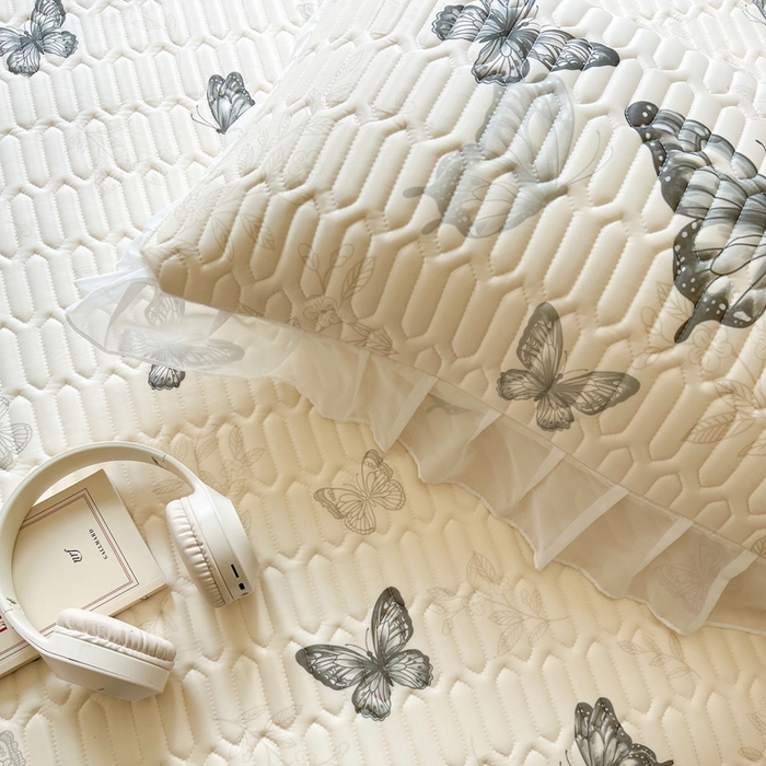 91家纺网 家纺一手货源 找家纺 沐慕 2025新款床裙款凉感丝凉席夏被四件套 床裙-白蝴蝶