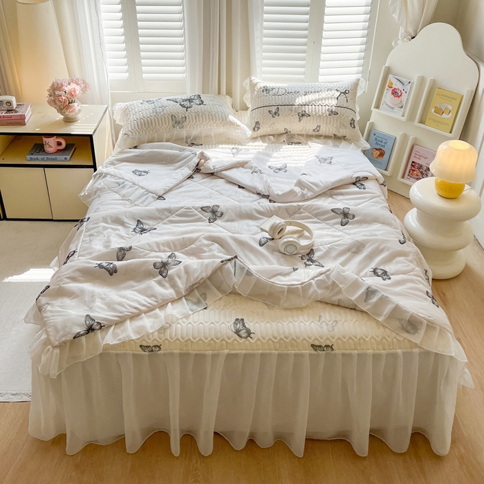 91家纺网 家纺一手货源 找家纺 沐慕 2025新款床裙款凉感丝凉席夏被四件套 床裙-白蝴蝶