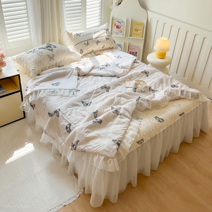 91家纺网 家纺一手货源 找家纺 沐慕 2025新款床裙款凉感丝凉席夏被四件套 床裙-白蝴蝶
