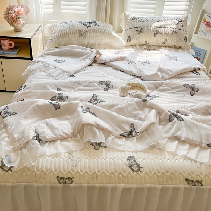 91家纺网 家纺一手货源 找家纺 沐慕 2025新款床裙款凉感丝凉席夏被四件套 床裙-白蝴蝶