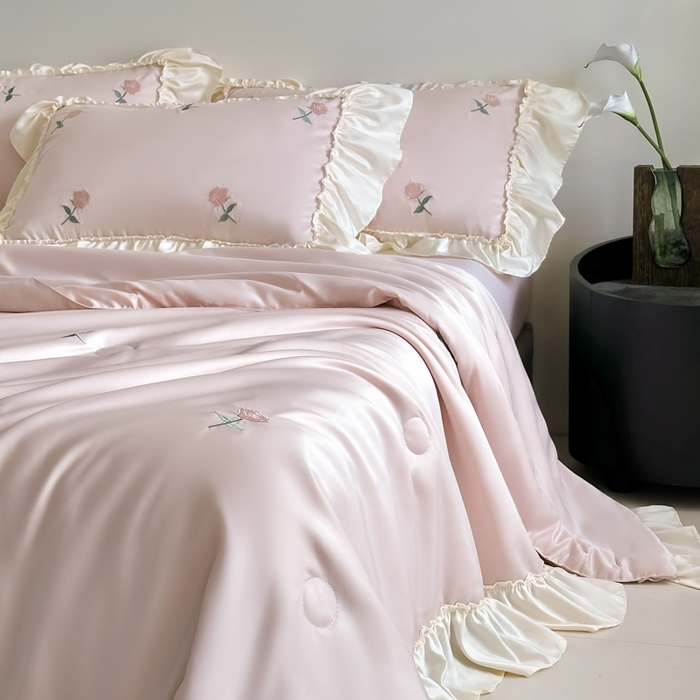 91家纺网 家纺一手货源 找家纺 红嘴企鹅 2025新款冰丝贴边花边夏被夏凉被空调被四件套 冰丝玫瑰花-粉