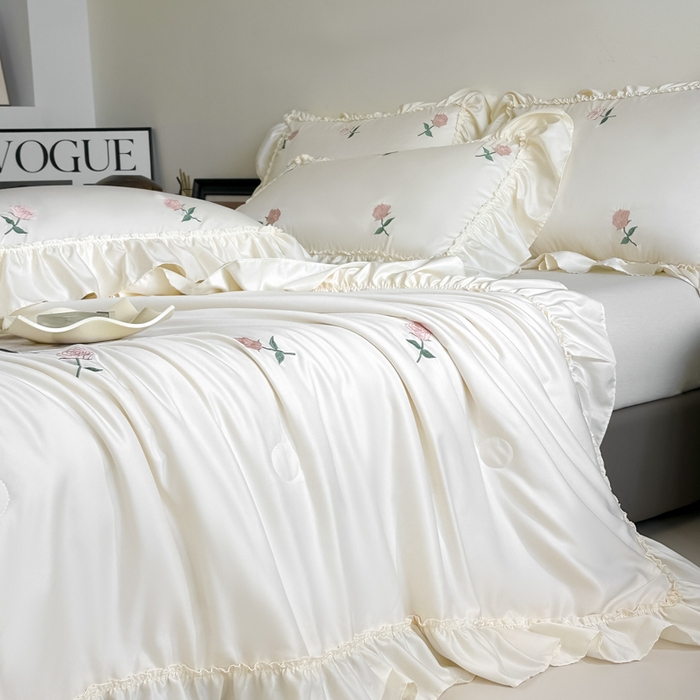 91家纺网 家纺一手货源 找家纺 红嘴企鹅 2025新款冰丝贴边花边夏被夏凉被空调被四件套 冰丝玫瑰花-白