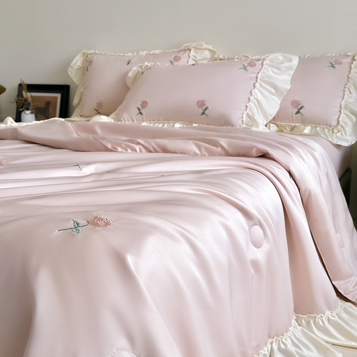 91家纺网 家纺一手货源 找家纺 红嘴企鹅 2025新款冰丝贴边花边夏被夏凉被空调被四件套 冰丝玫瑰花-粉