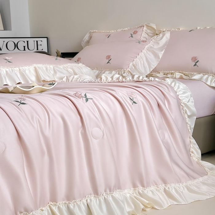 91家纺网 家纺一手货源 找家纺 红嘴企鹅 2025新款冰丝贴边花边夏被夏凉被空调被四件套 冰丝玫瑰花-粉