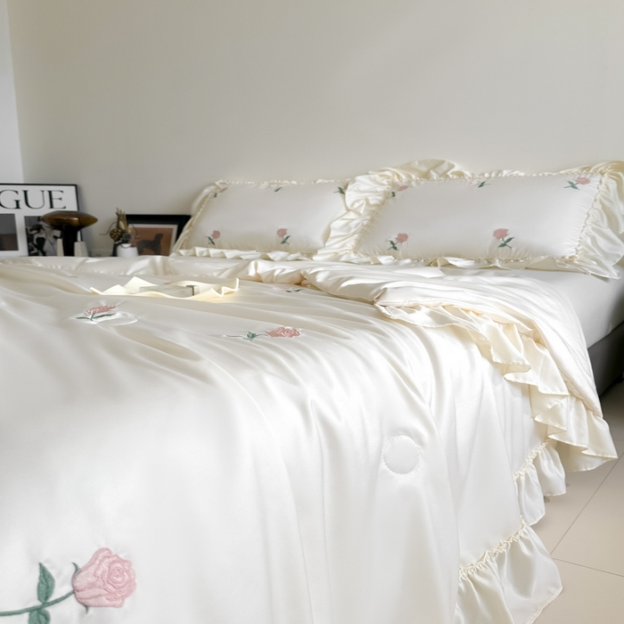 91家纺网 家纺一手货源 找家纺 红嘴企鹅 2025新款冰丝贴边花边夏被夏凉被空调被四件套 冰丝玫瑰花-白