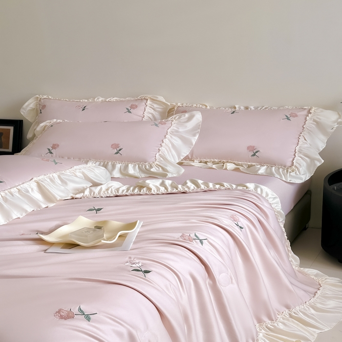 91家纺网 家纺一手货源 找家纺 红嘴企鹅 2025新款冰丝贴边花边夏被夏凉被空调被四件套 冰丝玫瑰花-粉