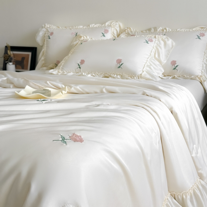 91家纺网 家纺一手货源 找家纺 红嘴企鹅 2025新款冰丝贴边花边夏被夏凉被空调被四件套 冰丝玫瑰花-白