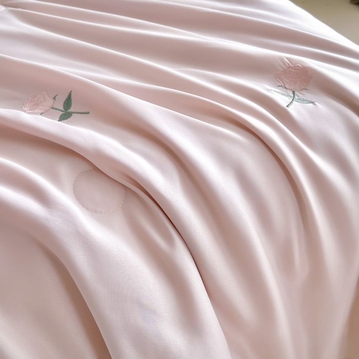 91家纺网 家纺一手货源 找家纺 红嘴企鹅 2025新款冰丝贴边花边夏被夏凉被空调被四件套 冰丝玫瑰花-粉