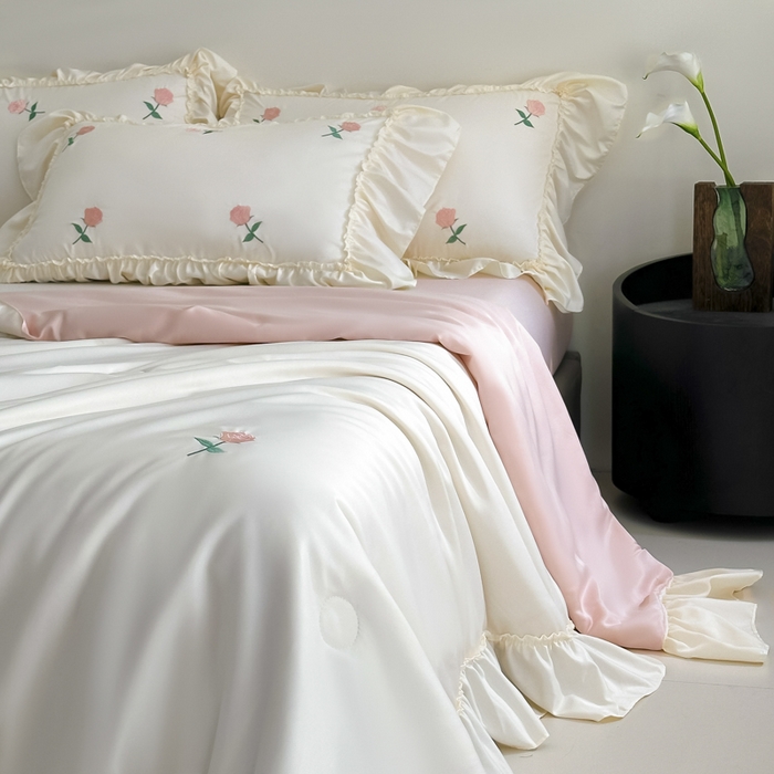 91家纺网 家纺一手货源 找家纺 红嘴企鹅 2025新款冰丝贴边花边夏被夏凉被空调被四件套 冰丝玫瑰花-白粉
