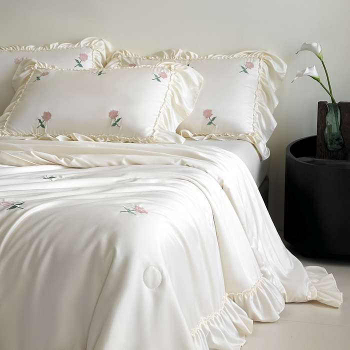 91家纺网 家纺一手货源 找家纺 红嘴企鹅 2025新款冰丝贴边花边夏被夏凉被空调被四件套 冰丝玫瑰花-白