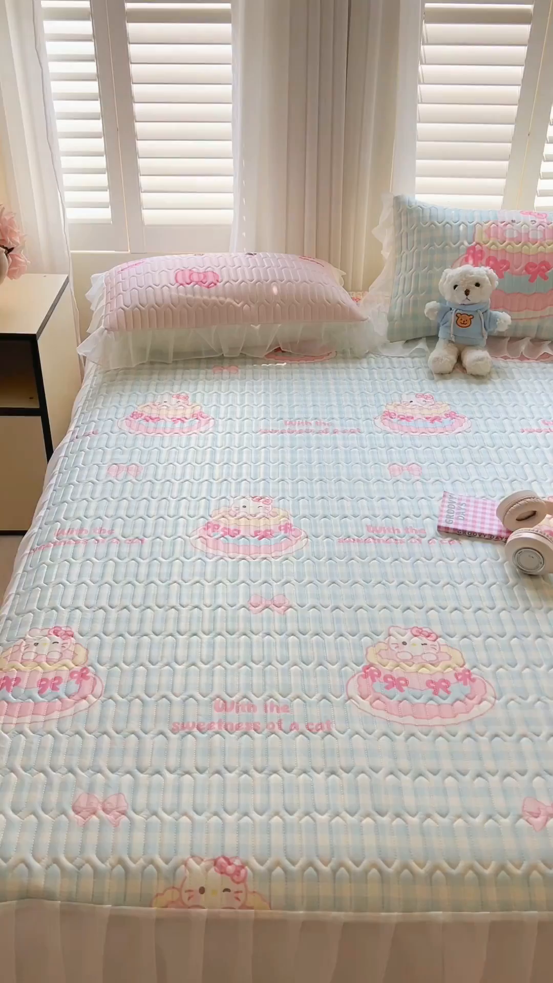 91家纺网 家纺一手货源 找家纺 沐慕 2025新款床裙款凉感丝凉席夏被四件套 床裙-蛋糕猫咪