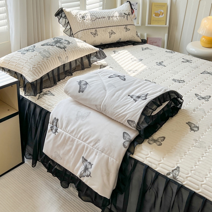 91家纺网 家纺一手货源 找家纺 沐慕 2025新款床裙款凉感丝凉席夏被四件套 床裙-黑蝴蝶