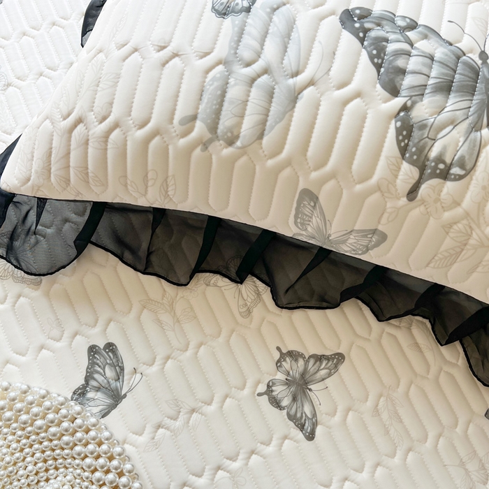 91家纺网 家纺一手货源 找家纺 沐慕 2025新款床裙款凉感丝凉席夏被四件套 床裙-黑蝴蝶