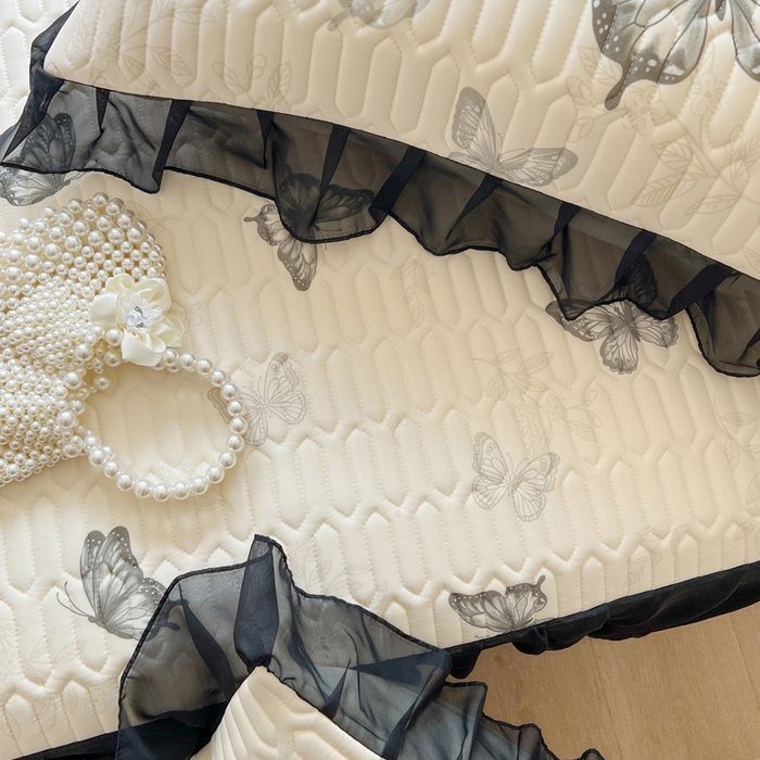 91家纺网 家纺一手货源 找家纺 沐慕 2025新款床裙款凉感丝凉席夏被四件套 床裙-黑蝴蝶