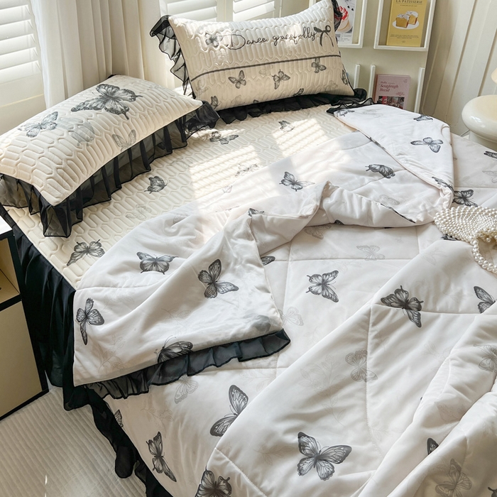 91家纺网 家纺一手货源 找家纺 沐慕 2025新款床裙款凉感丝凉席夏被四件套 床裙-黑蝴蝶