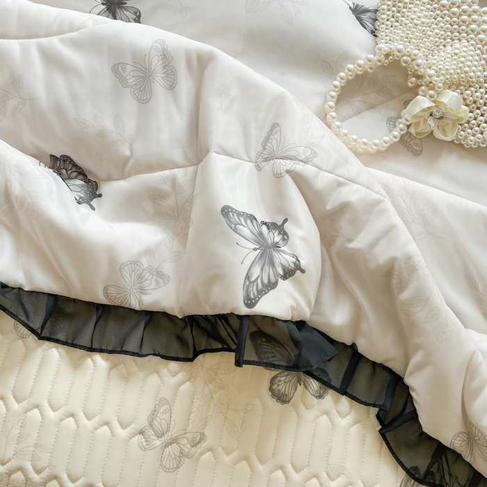 91家纺网 家纺一手货源 找家纺 沐慕 2025新款床裙款凉感丝凉席夏被四件套 床裙-黑蝴蝶