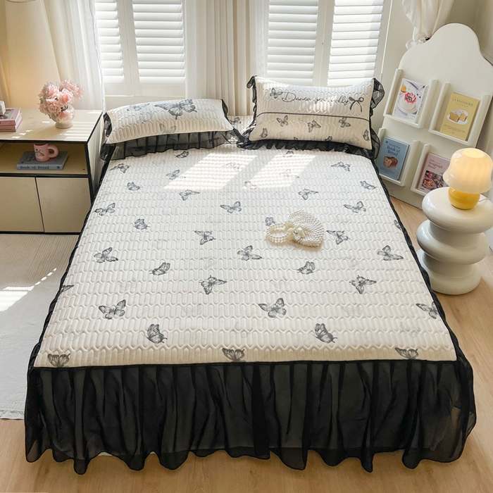 91家纺网 家纺一手货源 找家纺 沐慕 2025新款床裙款凉感丝凉席夏被四件套 床裙-黑蝴蝶