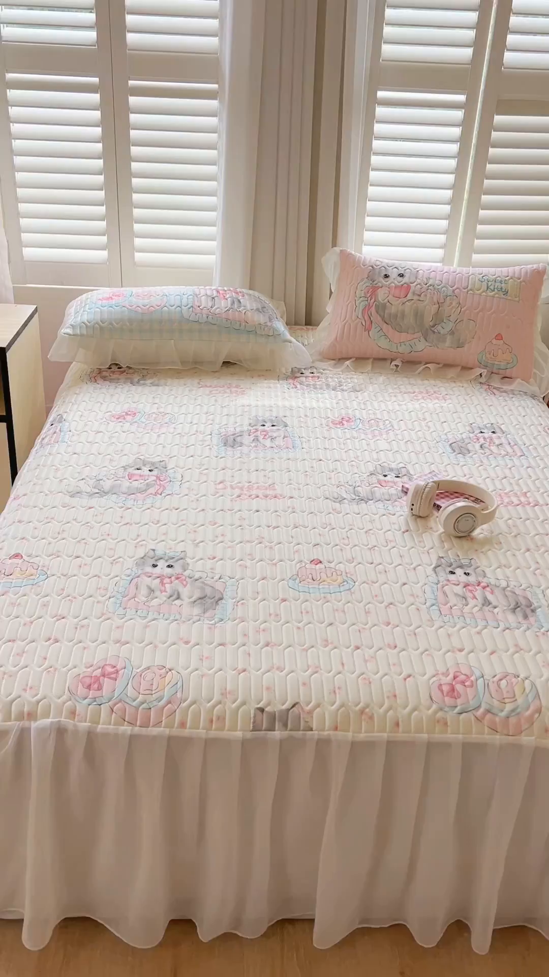 91家纺网 家纺一手货源 找家纺 沐慕 2025新款床裙款凉感丝凉席夏被四件套 床裙-玫瑰粉喵