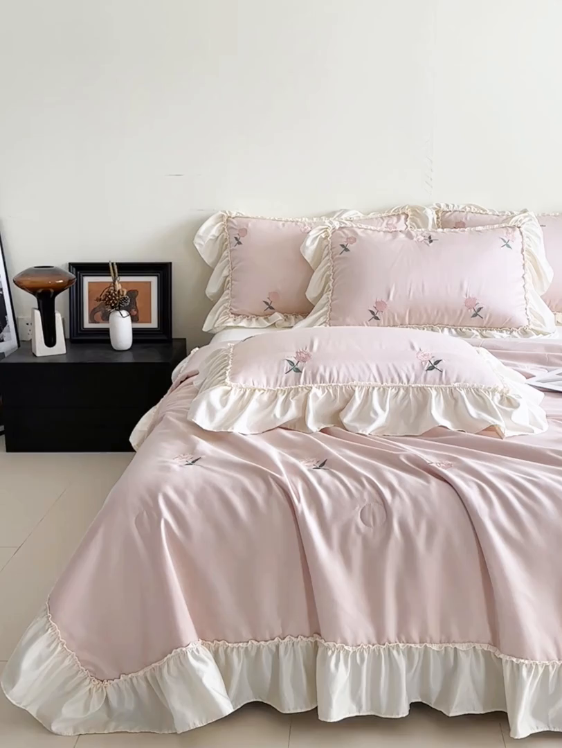 91家纺网 家纺一手货源 找家纺 红嘴企鹅 2025新款冰丝贴边花边夏被夏凉被空调被四件套 冰丝玫瑰花-粉