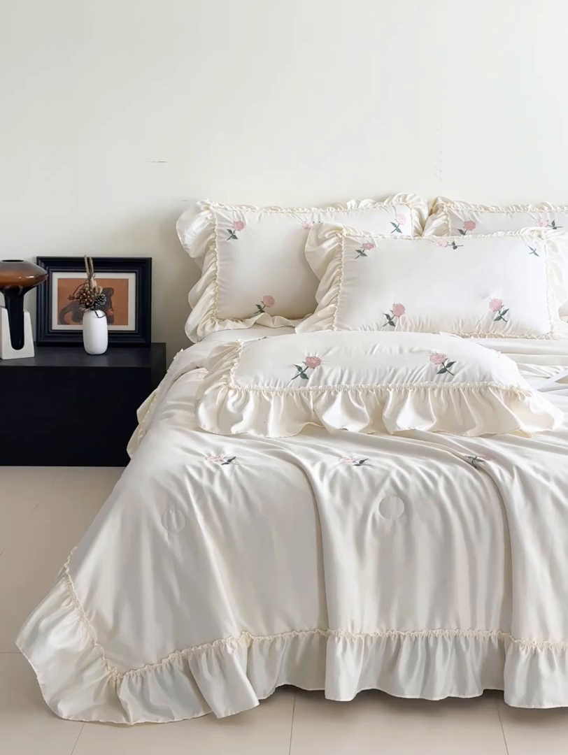 91家纺网 家纺一手货源 找家纺 红嘴企鹅 2025新款冰丝贴边花边夏被夏凉被空调被四件套 冰丝玫瑰花-白