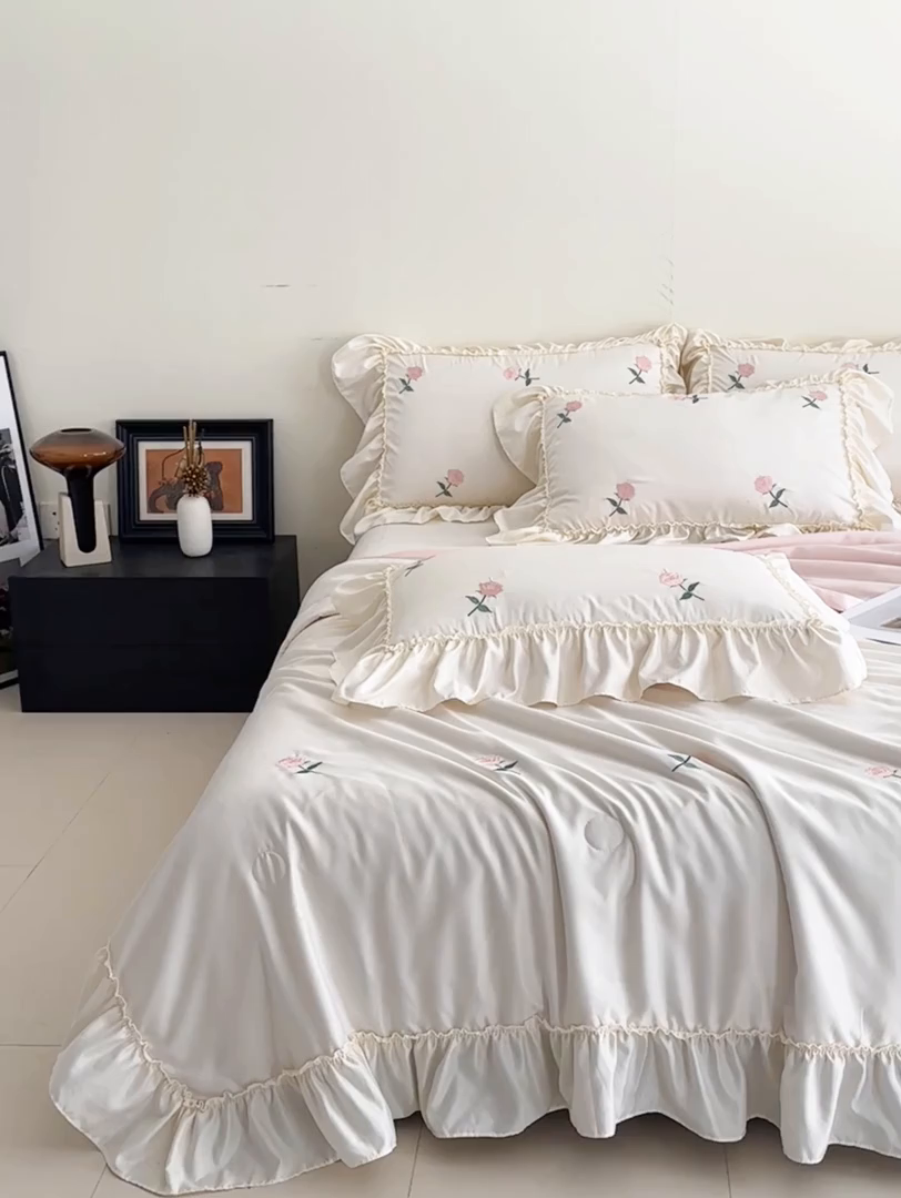 91家纺网 家纺一手货源 找家纺 红嘴企鹅 2025新款冰丝贴边花边夏被夏凉被空调被四件套 冰丝玫瑰花-白粉