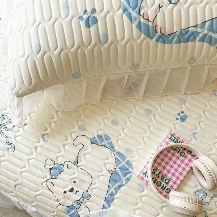 91家纺网 家纺一手货源 找家纺 沐慕 2025新款床裙款凉感丝凉席夏被四件套 床裙-小奶狗