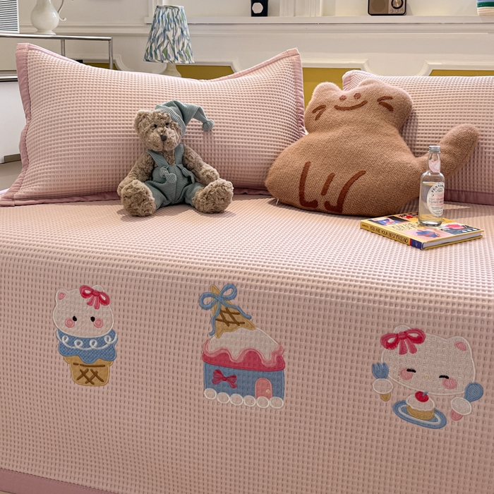 91家纺网 家纺一手货源 找家纺 沐慕 2025新款绣花PE凉感豆豆凉席席子 冰激凌猫-粉