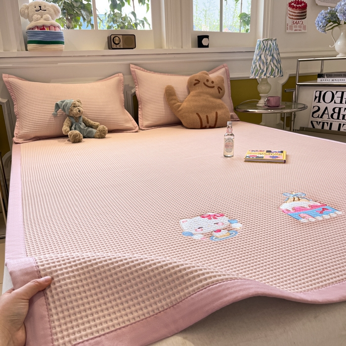 91家纺网 家纺一手货源 找家纺 沐慕 2025新款绣花PE凉感豆豆凉席席子 冰激凌猫-粉