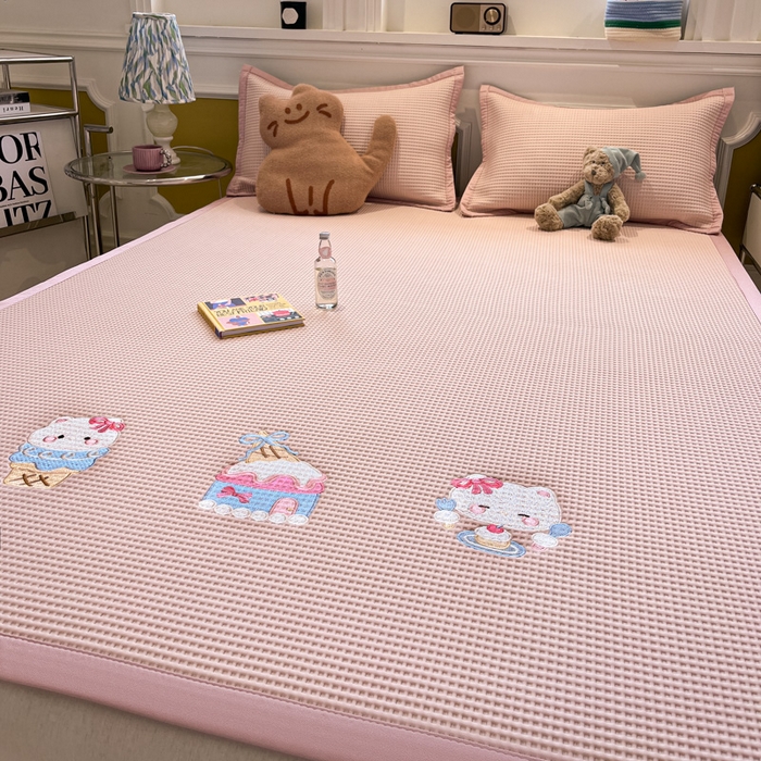 91家纺网 家纺一手货源 找家纺 沐慕 2025新款绣花PE凉感豆豆凉席席子 冰激凌猫-粉