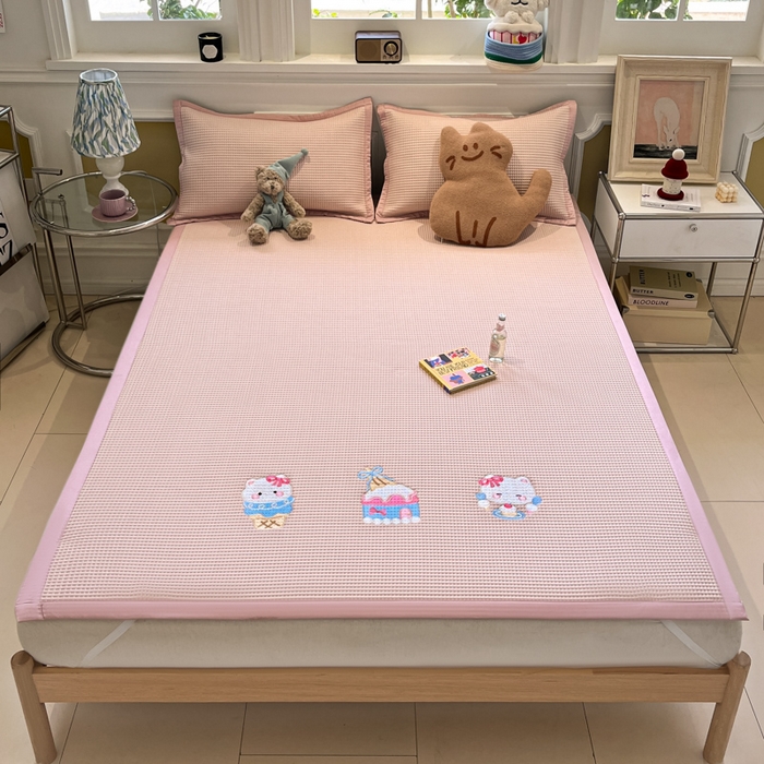 91家纺网 家纺一手货源 找家纺 沐慕 2025新款绣花PE凉感豆豆凉席席子 冰激凌猫-粉