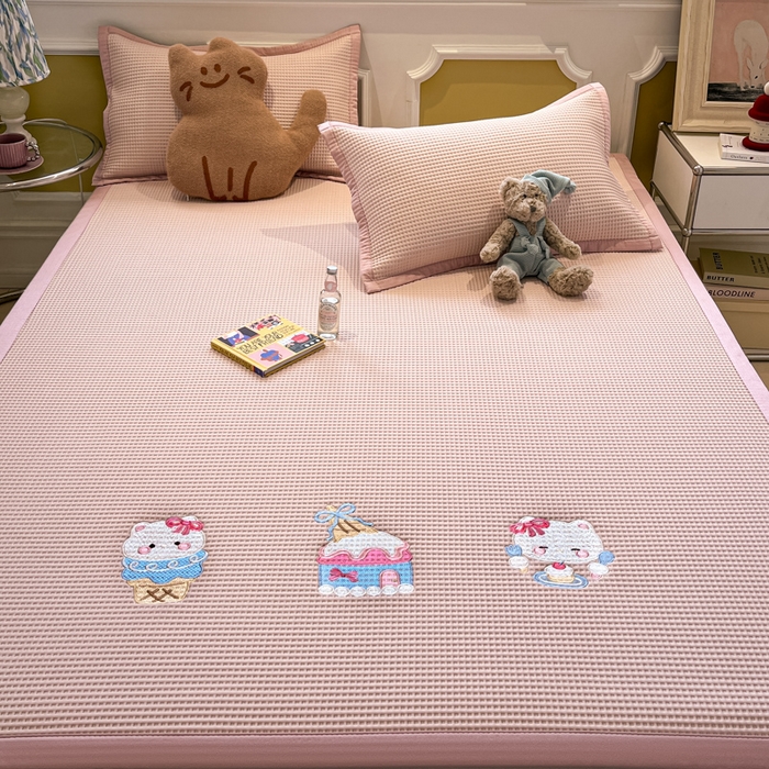 91家纺网 家纺一手货源 找家纺 沐慕 2025新款绣花PE凉感豆豆凉席席子 冰激凌猫-粉