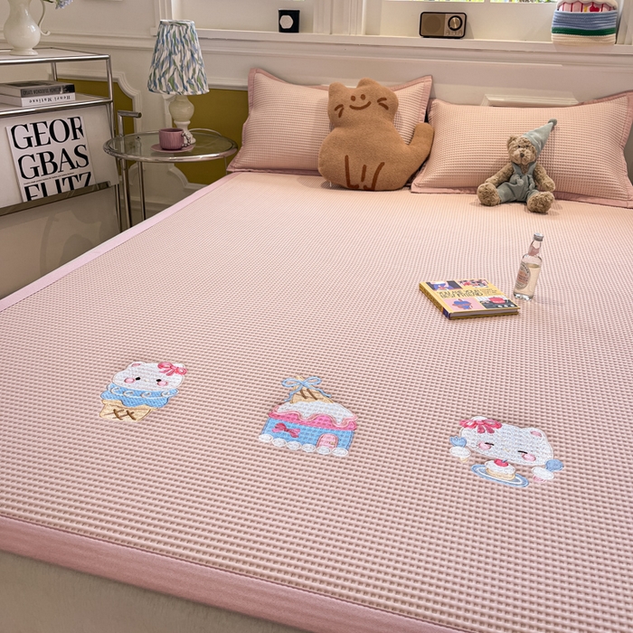 91家纺网 家纺一手货源 找家纺 沐慕 2025新款绣花PE凉感豆豆凉席席子 冰激凌猫-粉