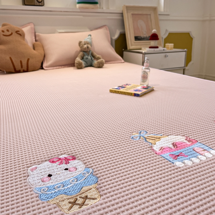 91家纺网 家纺一手货源 找家纺 沐慕 2025新款绣花PE凉感豆豆凉席席子 冰激凌猫-粉