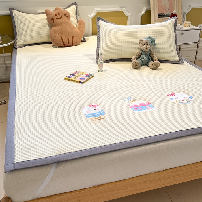 91家纺网 家纺一手货源 找家纺 沐慕 2025新款绣花PE凉感豆豆凉席席子 冰激凌猫-米