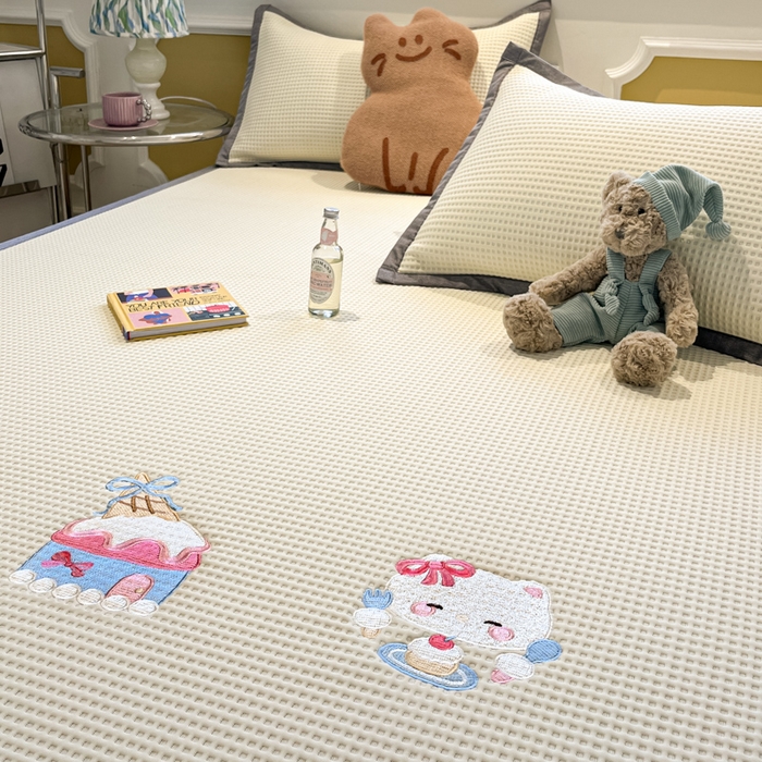 91家纺网 家纺一手货源 找家纺 沐慕 2025新款绣花PE凉感豆豆凉席席子 冰激凌猫-米