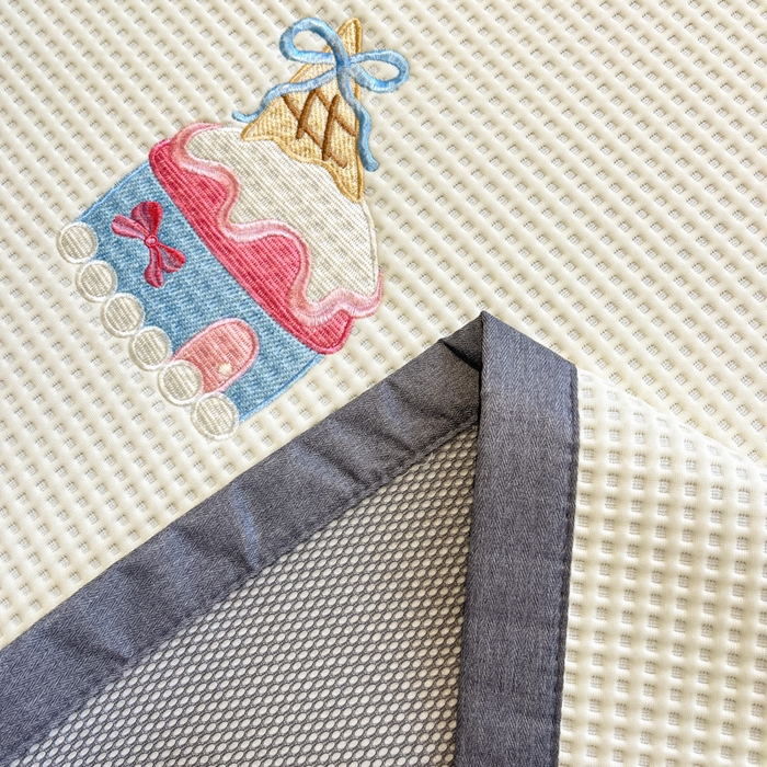 91家纺网 家纺一手货源 找家纺 沐慕 2025新款绣花PE凉感豆豆凉席席子 冰激凌猫-米