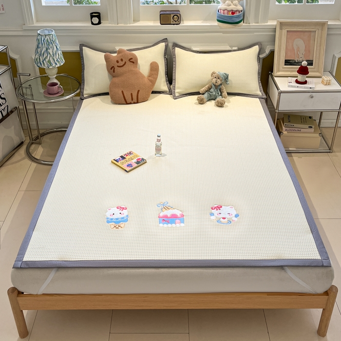 91家纺网 家纺一手货源 找家纺 沐慕 2025新款绣花PE凉感豆豆凉席席子 冰激凌猫-米