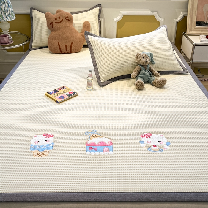 91家纺网 家纺一手货源 找家纺 沐慕 2025新款绣花PE凉感豆豆凉席席子 冰激凌猫-米