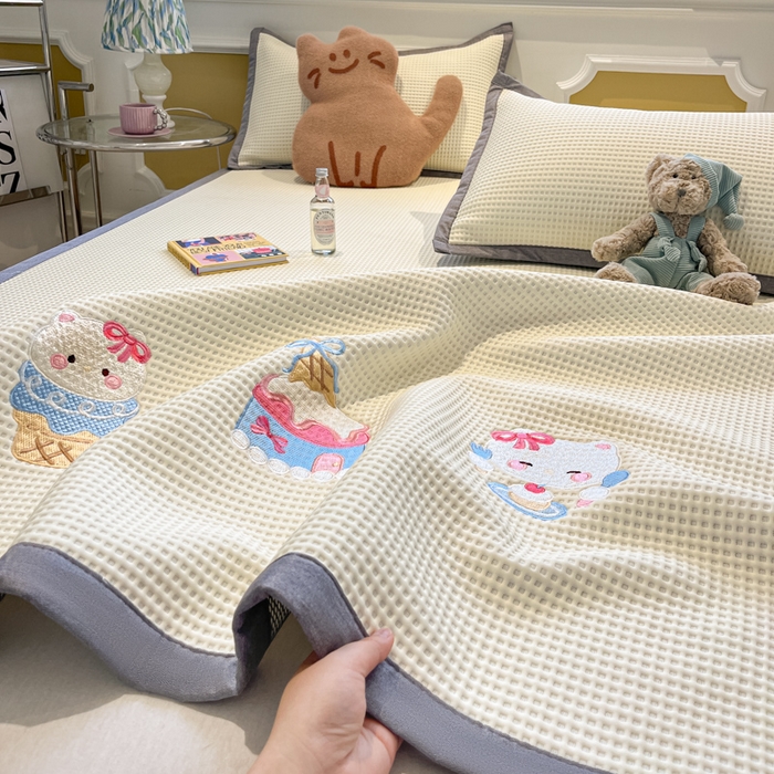 91家纺网 家纺一手货源 找家纺 沐慕 2025新款绣花PE凉感豆豆凉席席子 冰激凌猫-米