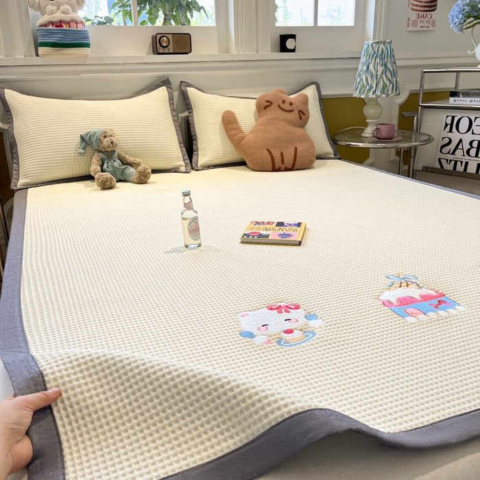 91家纺网 家纺一手货源 找家纺 沐慕 2025新款绣花PE凉感豆豆凉席席子 冰激凌猫-米